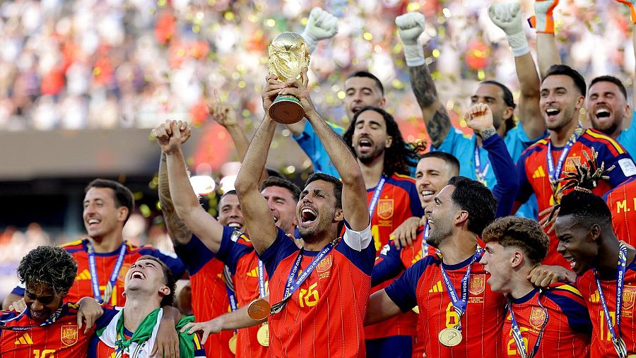 El capitán de la selección española masculina de fútbol, Rodri, levanta la Copa del Mundo tras ganar la final frente a Argentina en Nueva Jersey, rodeado de sus compañeros de equipo