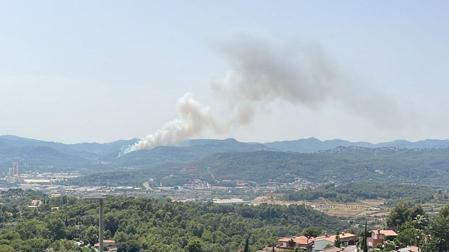 Protecció Civil ordena el confinament d'unes 300 persones de Can Paulet i les Rovires per un incendi forestal a Cervelló