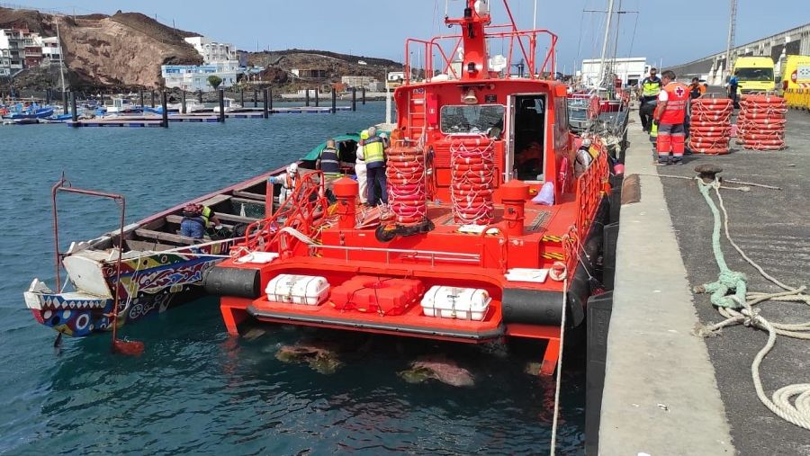 Cayuco rescatado en aguas de El Hierro