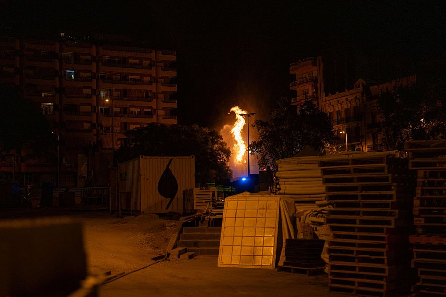 Vista de la llama provocada por el escape de gas desde el lugar de las obras de metro