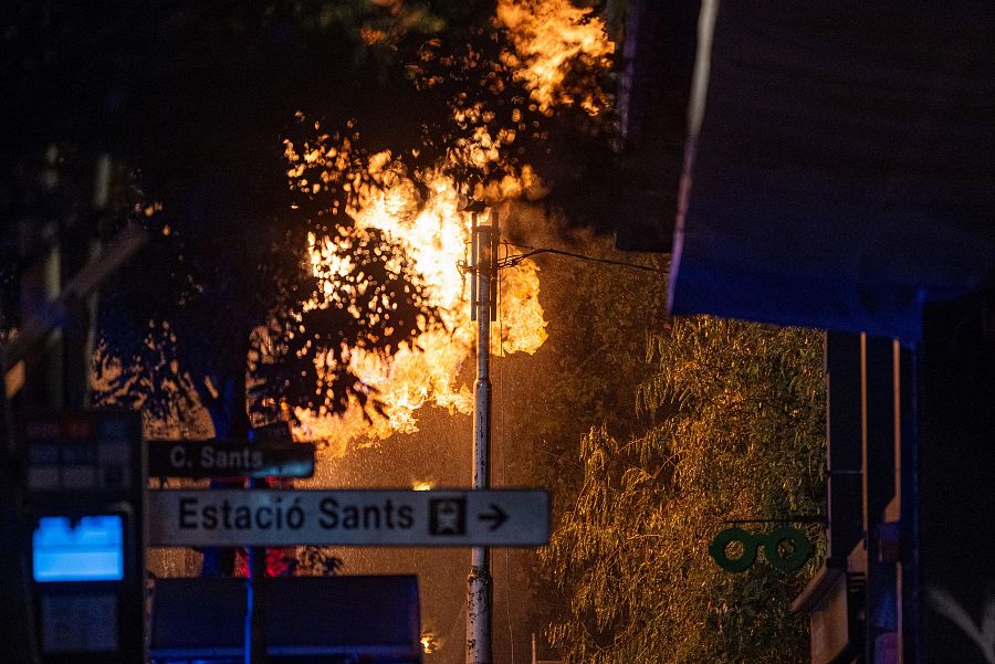 Otra vista del incendio ocasionado por la deflagación de gas en el entorno de la estación de Sants, Barcelona