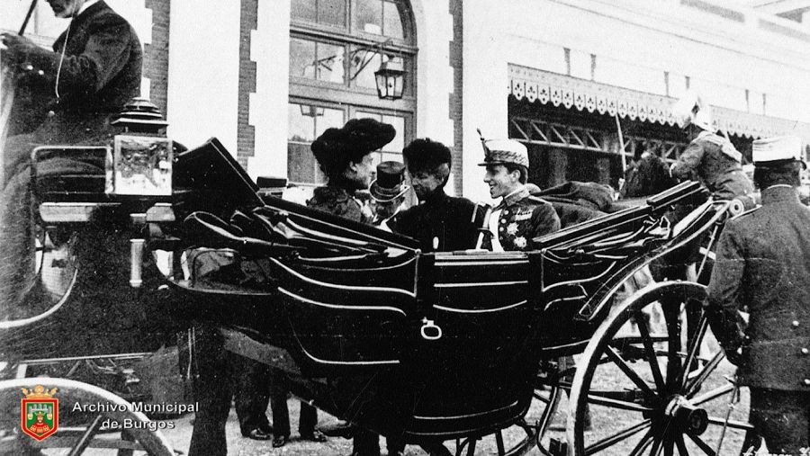 El rey Alfonos XIII junto a su familia en una visita a Burgos en 1905 con motivo del eclipse.
