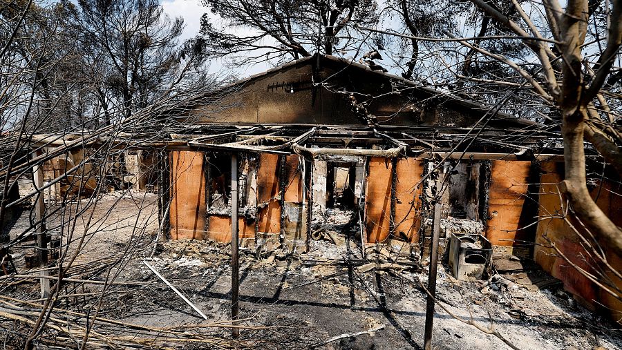 Una de las viviendas calcinada tras un gran incendio forestal en Pontevès, en el sur de Francia.