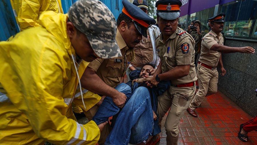 Agentes de la policía india detienen a partidarios del Cockroach Janta Party (CJP) mientras se reúnen para una marcha de protesta en Bombay, India, el 22 de julio de 2026