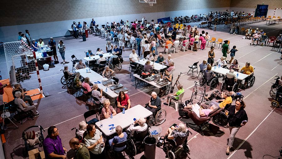 Varias personas desalojadas del municipio de Aldea del Fresno, en el polideportivo de Villamanta, a 23 de julio de 2026, en Villamanta, Madrid (España)