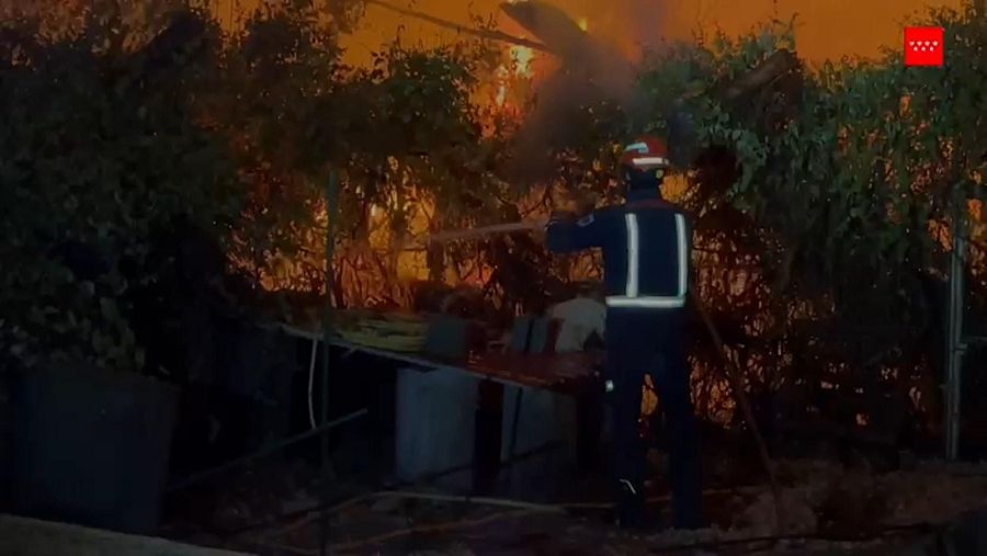 Bombero apagando fuego en Villa del Prado, Comunidad de Madrid
