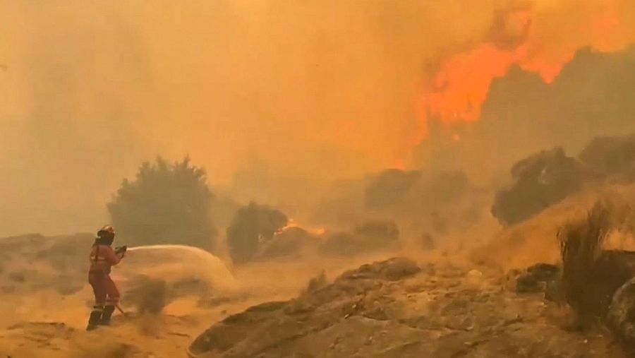 Captura de un video facilitado por la UME, de los efectivos que luchan contra el fuego en Navaluenga (Avila)