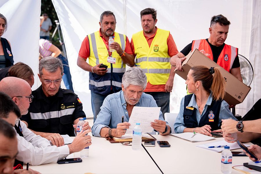 El ministro del Interior, Fernando Grande-Marlaska (c), durante una reunión con el CECOP, en el Puesto de Mando Avanzado (PMA), a 24 de julio de 2026, en Cenicientos, Madrid (España)