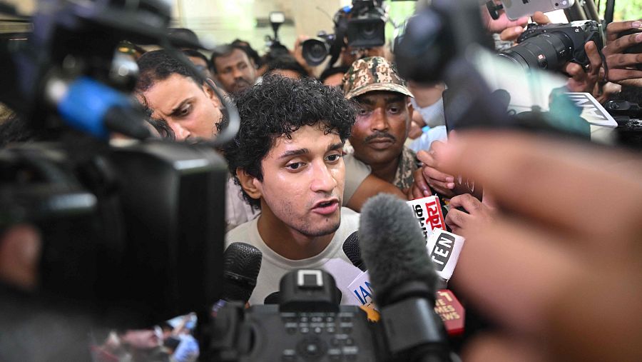 Saurav Das, portavoz del Cockroach Janta Party (CJP), se dirige a los medios de comunicación al salir tras reunirse con los ministros del gobierno de Modi en el Constitution Club de Nueva Delhi