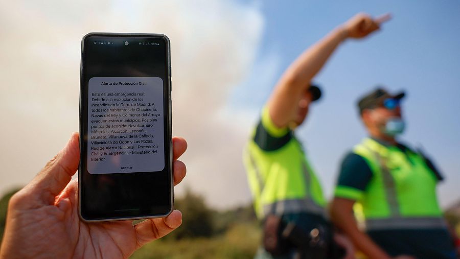Detalle del mensaje de alerta de Protección Civil para evacuaciones que ha llegado a los móviles de la zona afectada por el incendio, este viernes.