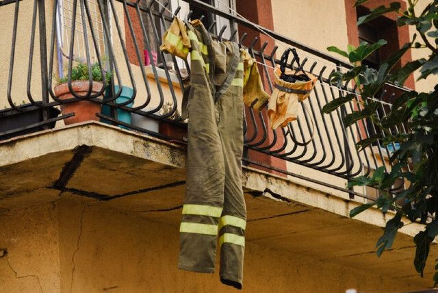 Traje de bombero colgado en un balcón en Burgohondo, Ávila, a 24 de julio de 2026