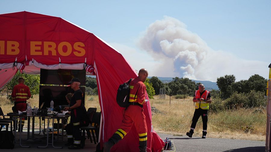 Vista del humo desde el Puesto de Mando Avanzado (PMA) para el seguimiento de los incendios instalado en Cenicientos, Madrid