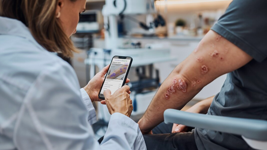 Médico usando la plataforma Legit.Health para detectar enfermedades de la piel
