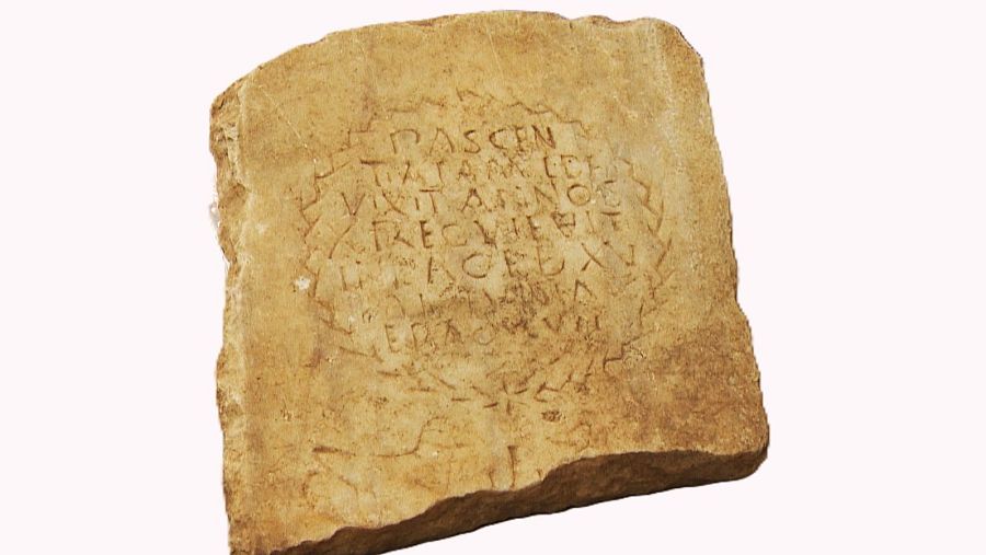 Fragmento de lápida funeraria visigoda con inscripción en latín, decorada con guirnaldas y datada en la Era Hispánica (siglo VII d.C.).