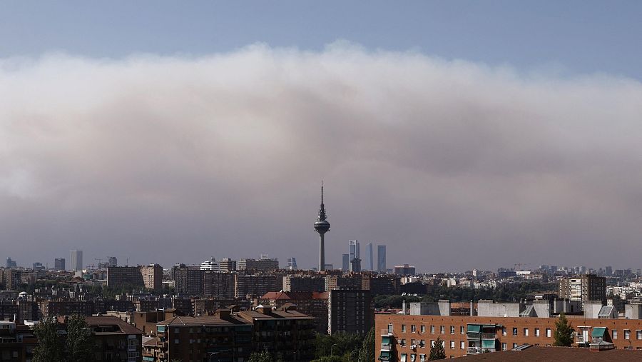 Horizonte de la ciudad de Madrid, con la humareda generada por los incendios