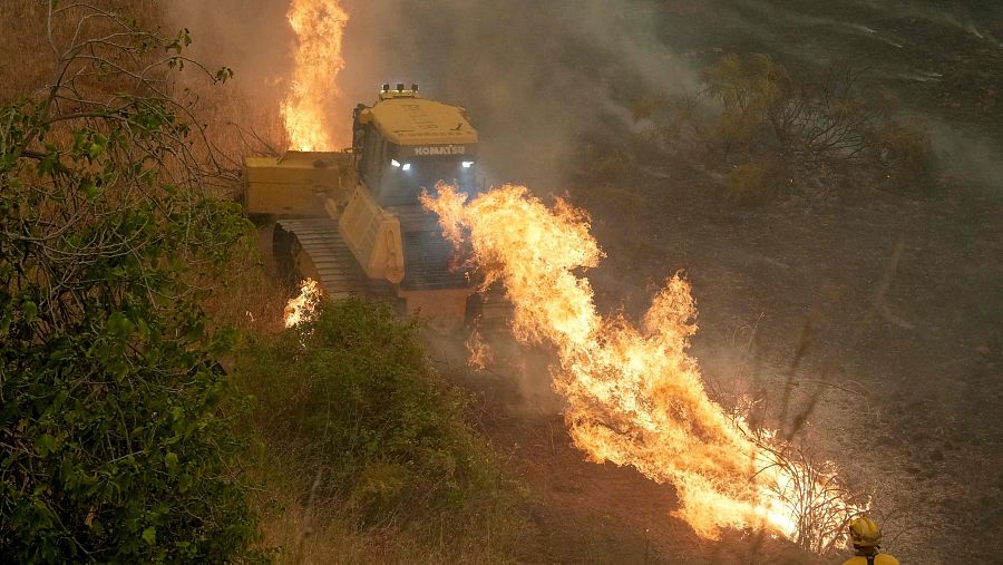 Los bomberos combaten el incendio forestal en la zona de Cebreros, cerca de Ávila