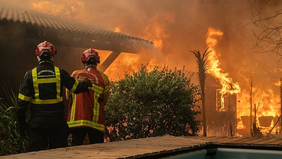 Bomberos intentan extinguir el incendio desatado en Gironda, en el sur de Francia