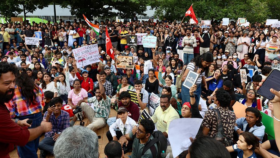 Protestas en Bangalore (India) el 20 de julio de 2026 para exigir la dimisión del ministro de Educación, Dharmendra Pradhan