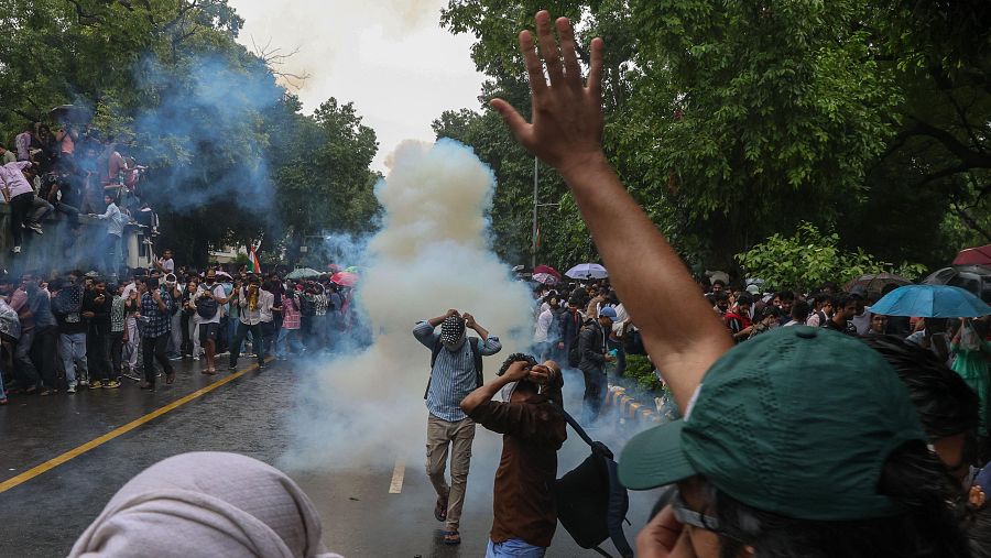Las fuerzas de seguridad indias utilizan gases lacrimógenos y cargan con porras en un intento de detener la marcha hacia el Parlamento en Nueva Delhi (India) el 20 de julio.