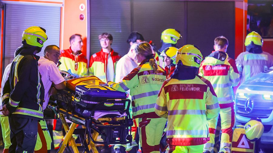 Agentes de policía y personal de seguridad trabajan cerca del lugar donde un vehículo arrolló a la multitud que celebraba el Día del Orgullo en Berlín.