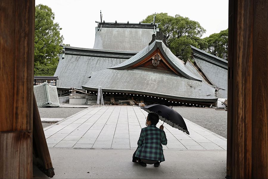 Un visitante observa los techos caídos del santuario de Yatsuhiro, un día después del terremoto en la prefectura de Kumamoto