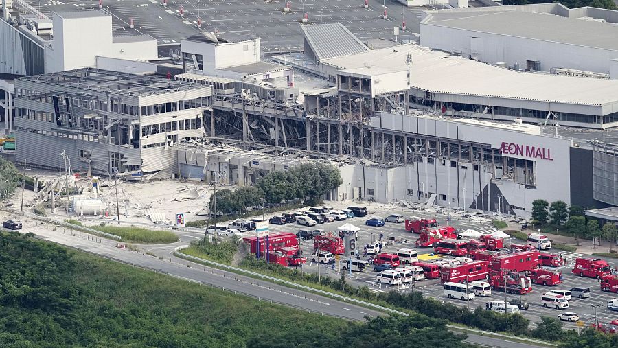 Imagen aérea del centro comercial AEON Mall, destruido por una explosión tras el terremoto, en Kashima, prefectura de Kumamoto