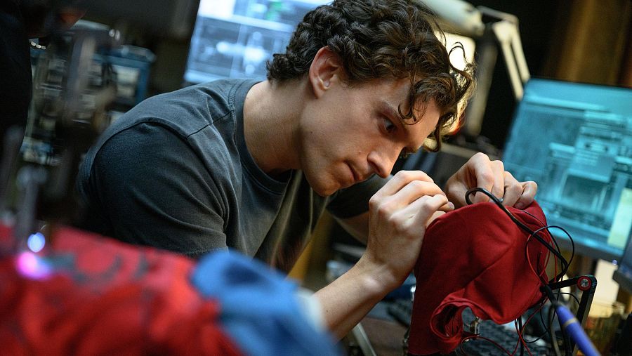 Peter Parker retocando su traje