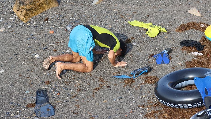 Vista de la entrada ilegal a nado en Ceuta de migrantes marroquíes y argelinos este jueves.