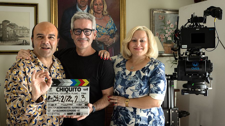 Alfonso Sánchez, Jacobo Martos e Inma Cuevas posan sonrientes con un claquetazo del proyecto 