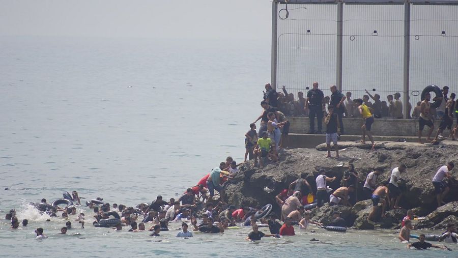 Cientos de personas cruzan el espigón entre Ceuta y Marruecos