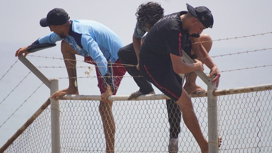 Varios inmigrantes intentan cruzar la frontera con Ceuta encaramándose a la verja