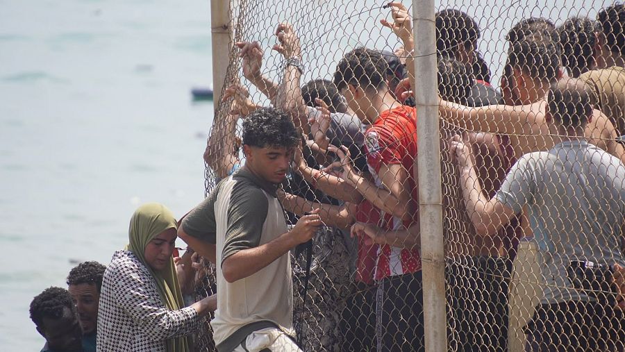 Varias personas han conseguido cruzar el espigón de Tarajal, entre Ceuta y Marruecos