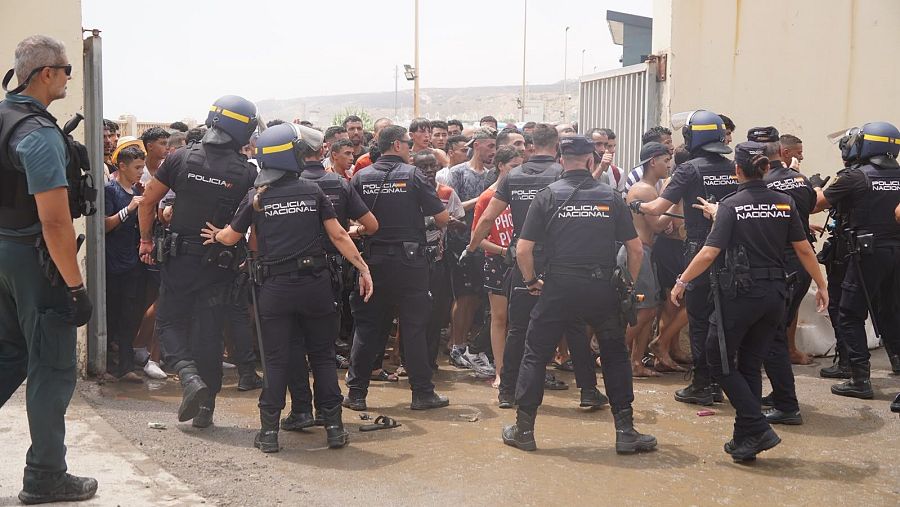 Agentes de la Policía intenta contener la llegada de cientos de inmigrantes