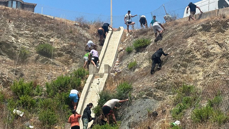 Cientos de personas esperan para cruzar al lado español de la frontera