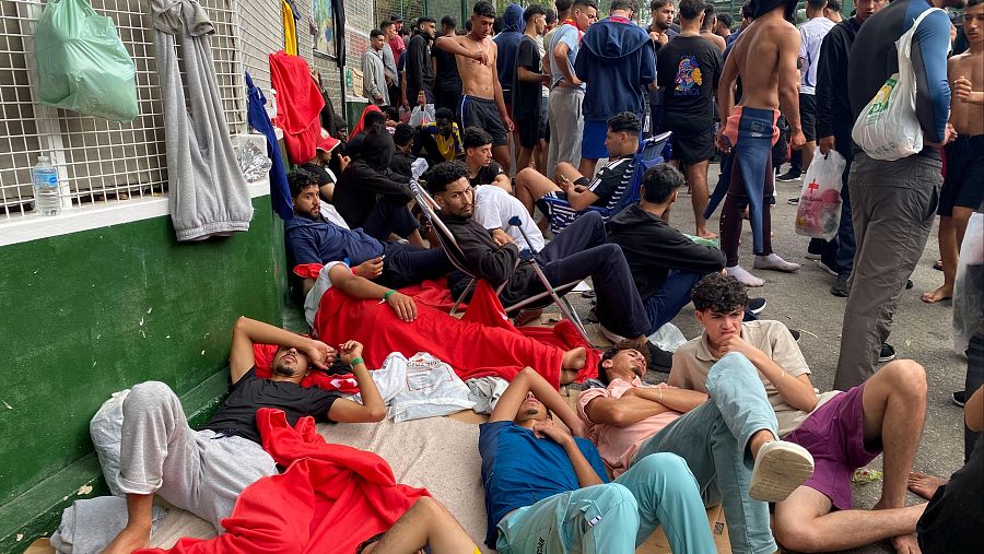 Más de 400 migrantes esperan acceder al interior del Centro de Estancia Temporal de Inmigrantes (CETI), que ya supera su capacidad