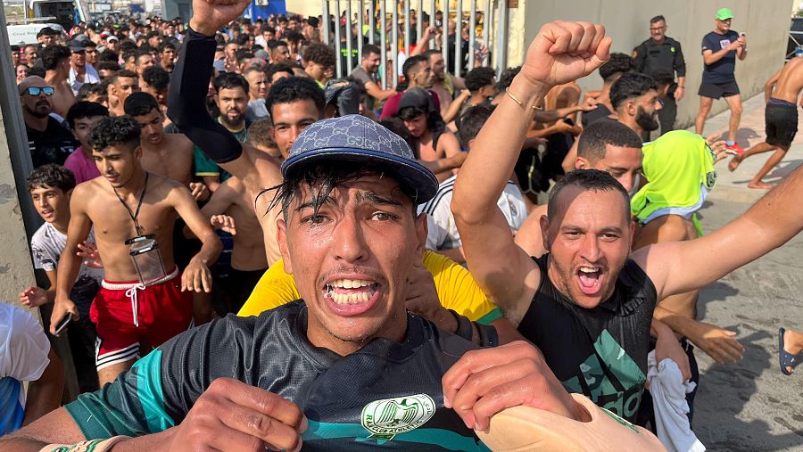 Migrantes marroquíes y argelinos cruzan la frontera a Ceuta, donde los centros de acogida de adultos y menores siguen colapsados