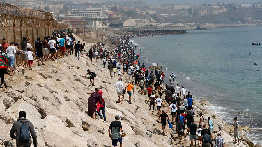 Miles de jóvenes marroquíesse dirigen a la frontera entre Castillejos, Marruecos, y Ceuta para tratar de cruzar la valla que separa las dos ciudades.
