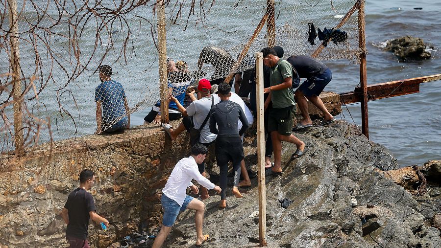 Los migrantes han abierto la parte inferior de la verja o escalan callas desprotegidas para entrar a España