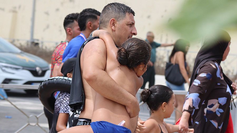 Muchas famlias han cruzado la frontera entre Ceuta y España con sus hijos pequeños
