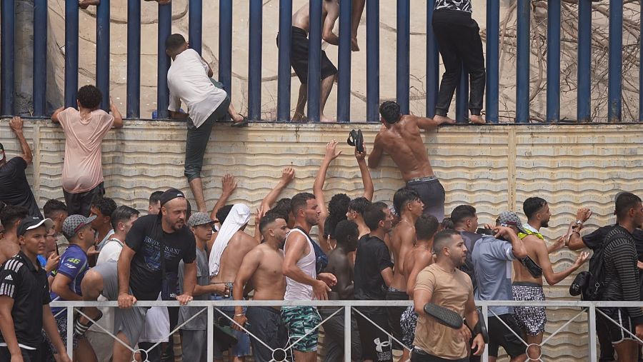Continúa la llegada de migrantes a través del espigón del Tarajal