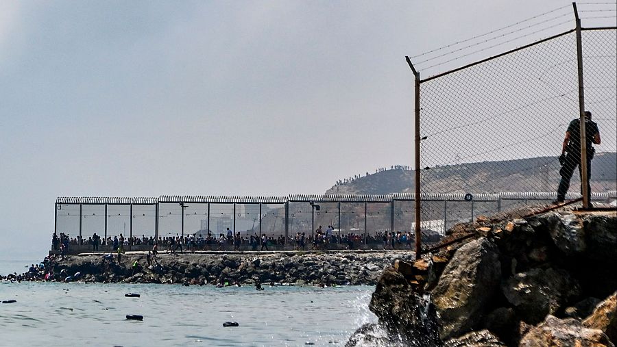 Cientos de migrantes se agrupan en la frontera de Ceuta con Marruecos