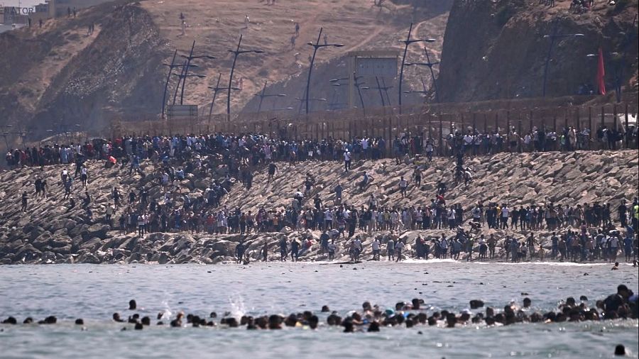 Persoas migrantes no mar e na ribeira de Ceuta