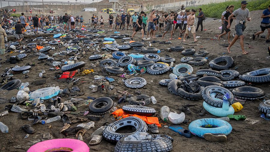 Flotadores en la playa de Ceuta, tras la entrada descontrolada de miles de inmigrantes, el 30 de julio de 2026