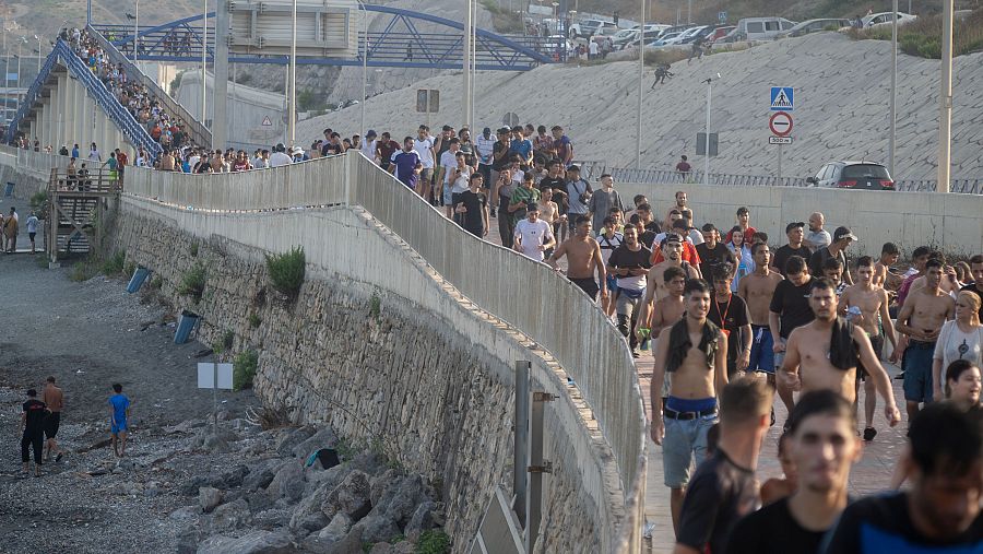 Inmigrantes tras pasar la frontera entre Marruecos y Ceuta