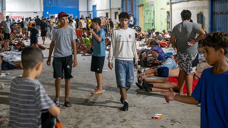 Los inmigrantes que este jueves cruzaron la frontera del Tarajal pasan su primera noche en Ceuta
