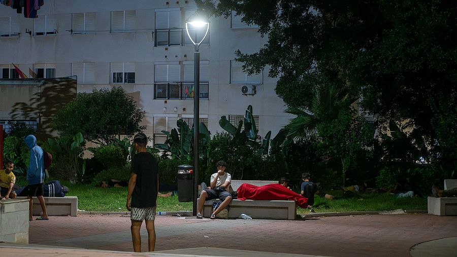 Inmigrantes pasan su primera noche en territorio español en los parques de Ceuta