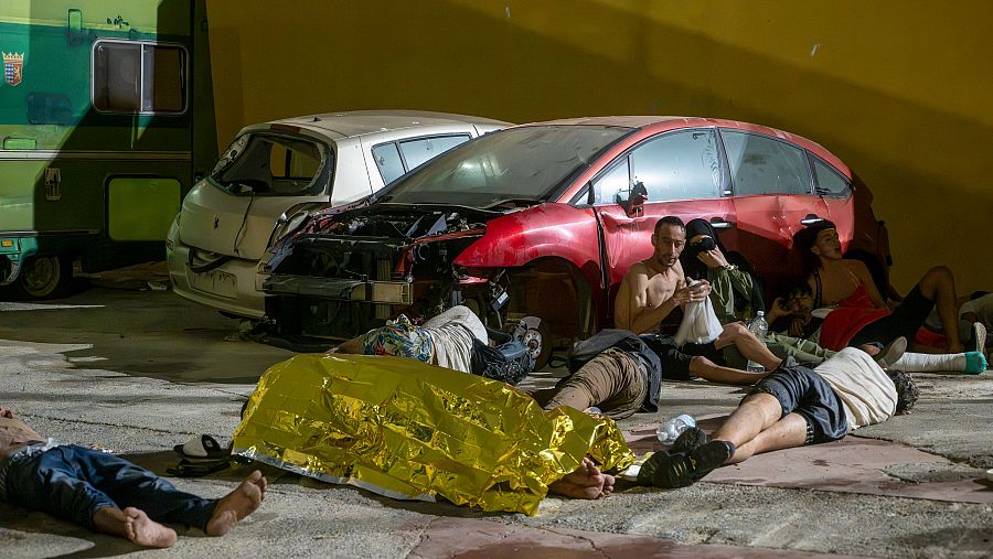 Inmigrantes pasan su primera noche en Ceuta tras cruzar de forma masiva la frontera con Marruecos