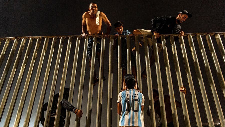 Inmigrantes siguen pasando la frontera de Ceuta en la noche del 30 de julio de 2026