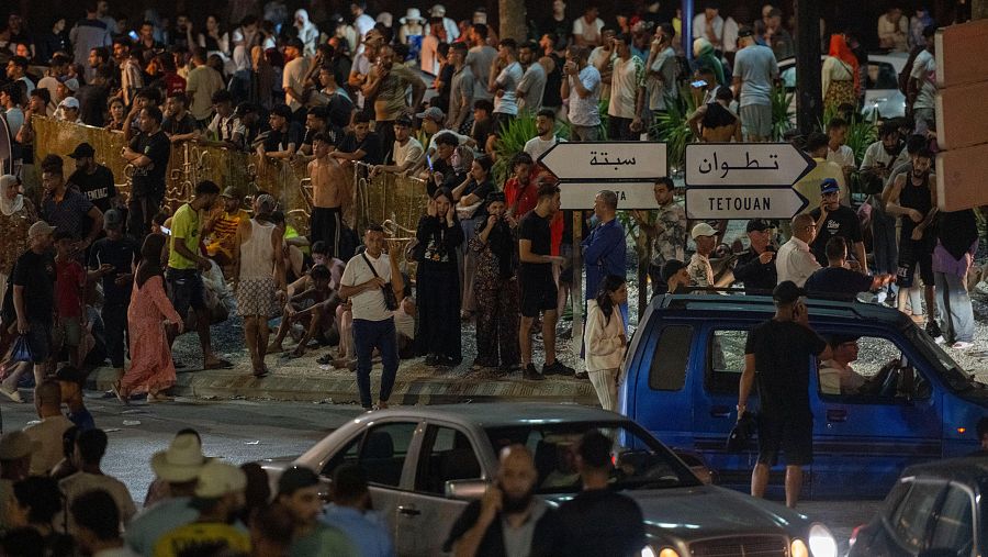 Cientos de personas se reúnen en la ciudad marroquí de Fnideq, cerca de la frontera con España