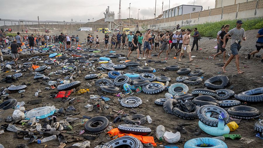 El flujo de personas entrando sin control en Ceuta desde Marruecos ha continuado por la noche